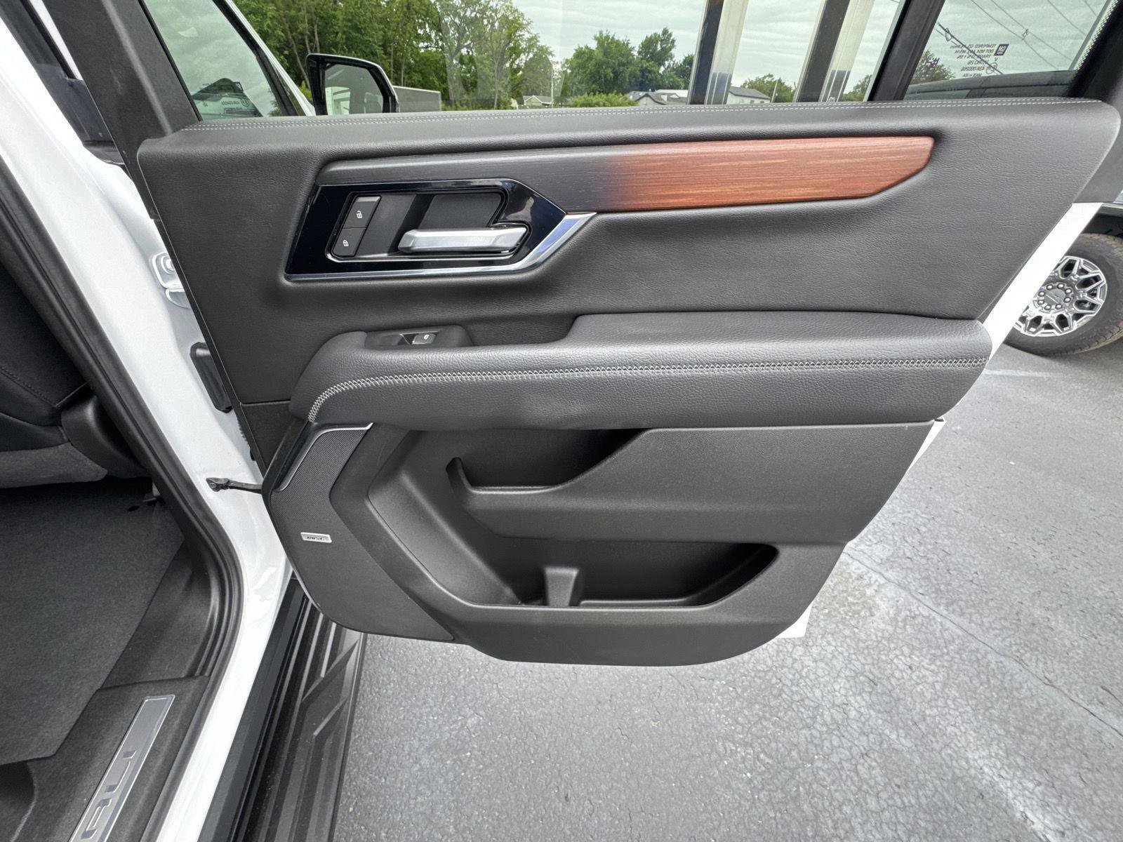 Used 2025 GMC Yukon XL Denali AWD/4WD image 15