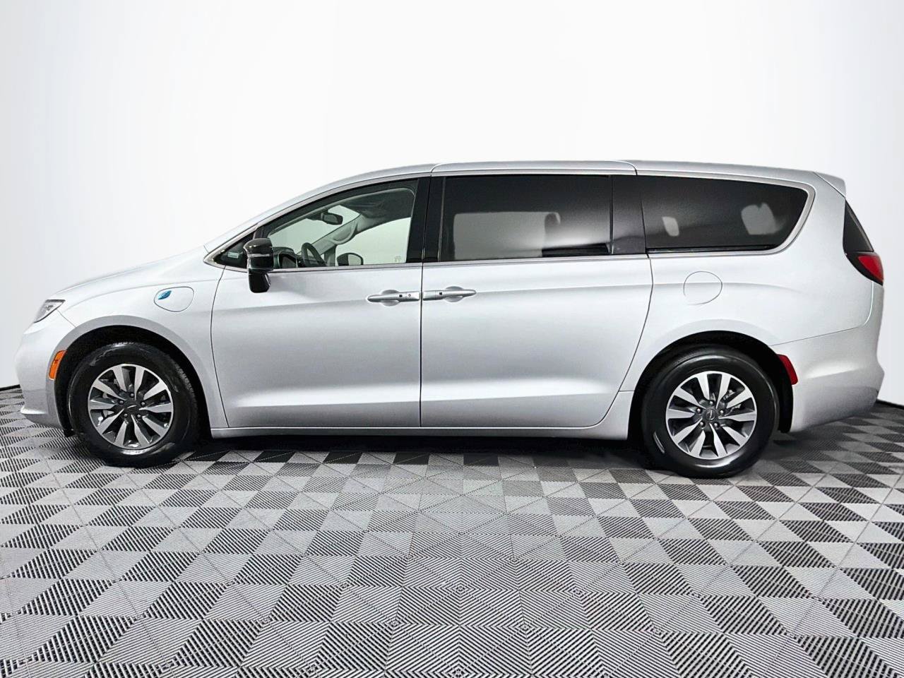Used 2024 Chrysler Pacifica Limited FWD image 7