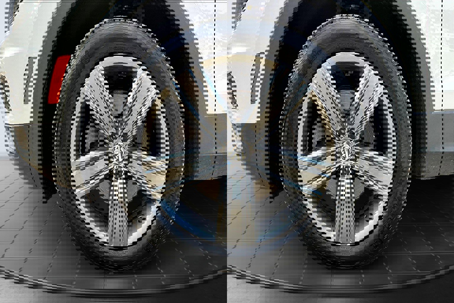 Used 2020 Volkswagen Tiguan SEL image 9