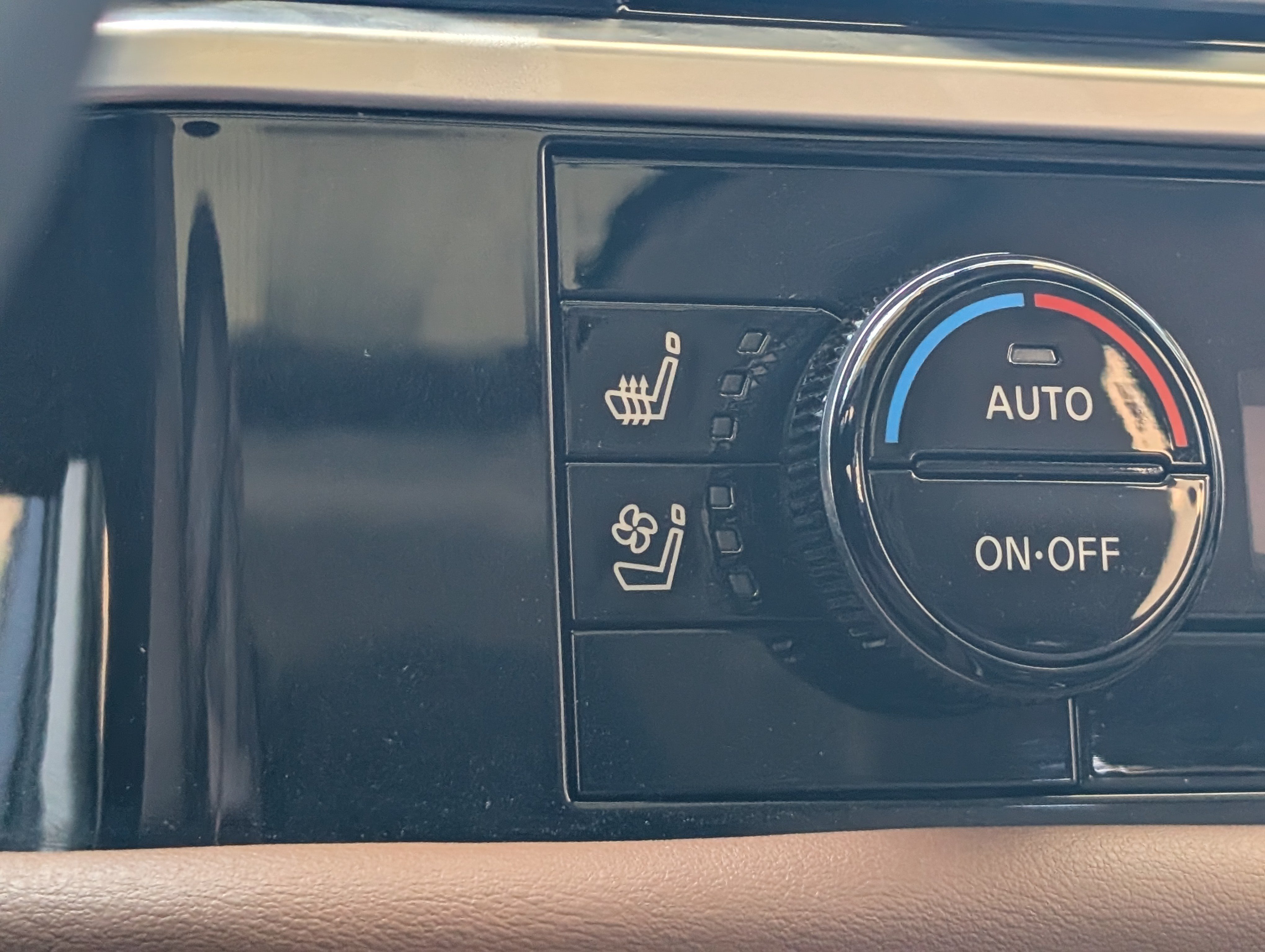 Used 2025 Nissan Pathfinder Platinum w/ Cargo Package FWD image 39