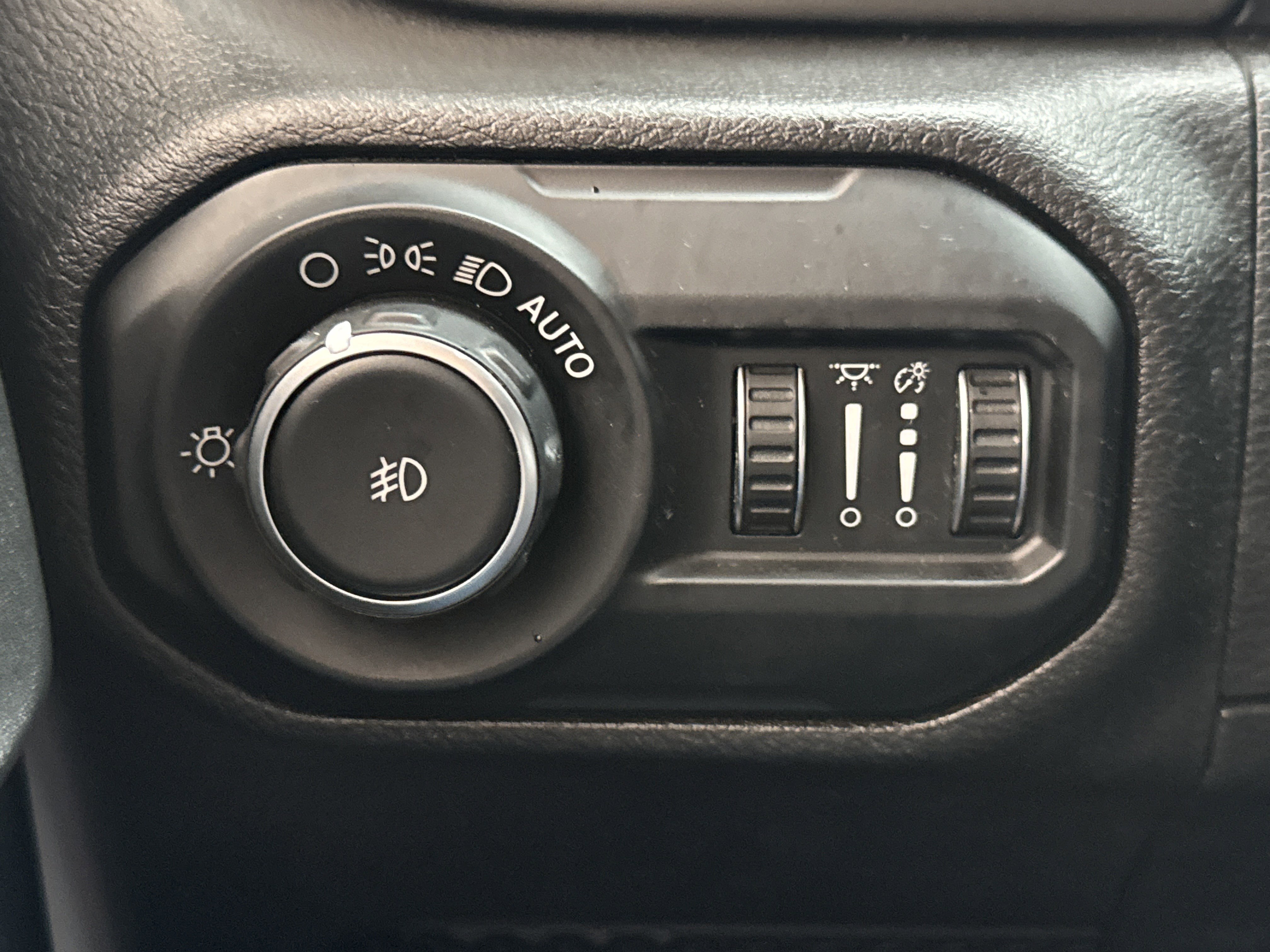 Used 2018 Jeep Wrangler Unlimited Sahara image 14