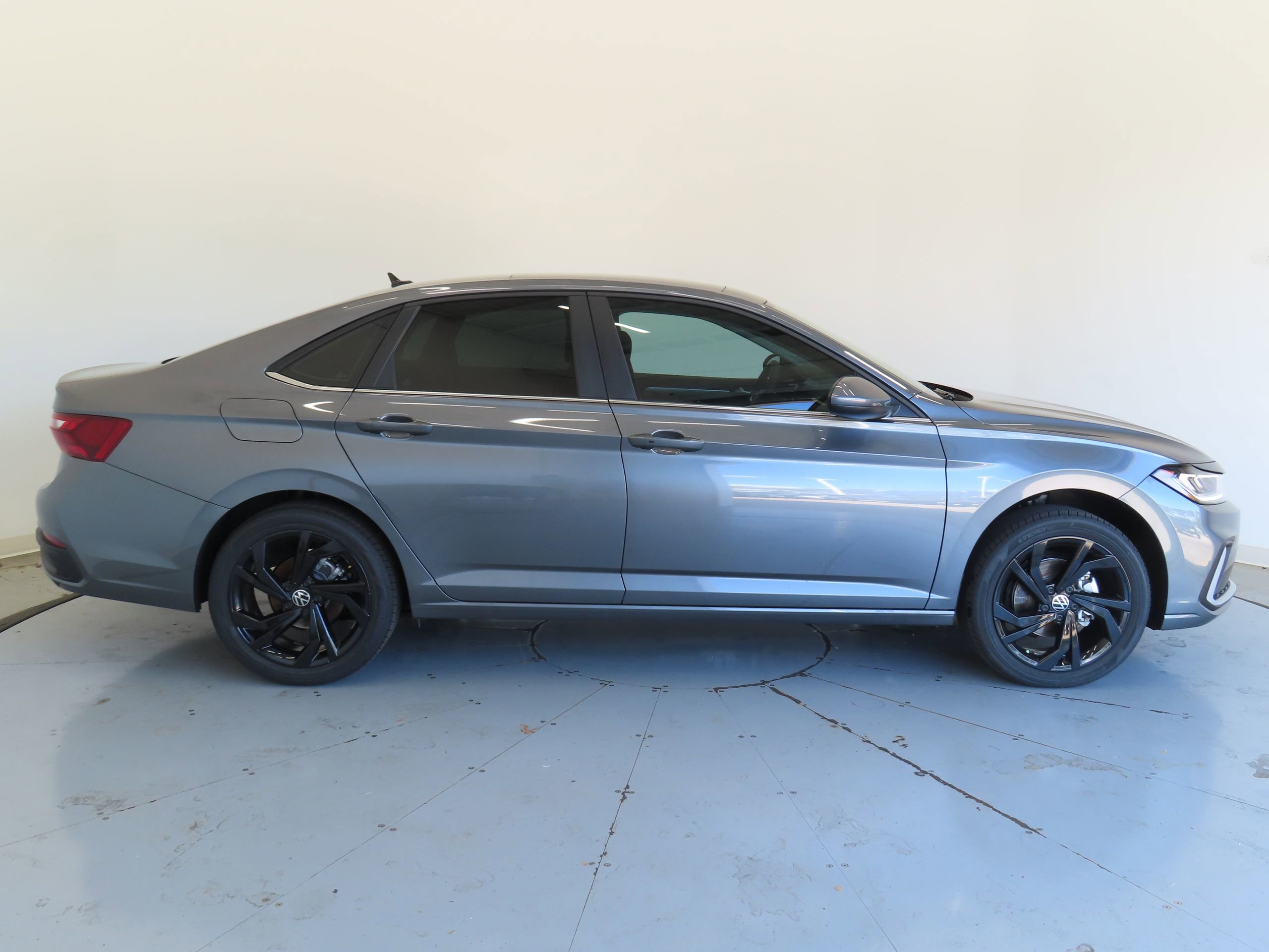 New 2025 Volkswagen Jetta SE FWD image 2