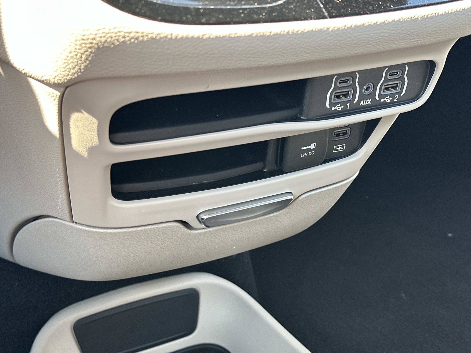 Used 2022 Chrysler Pacifica Touring-L FWD image 31