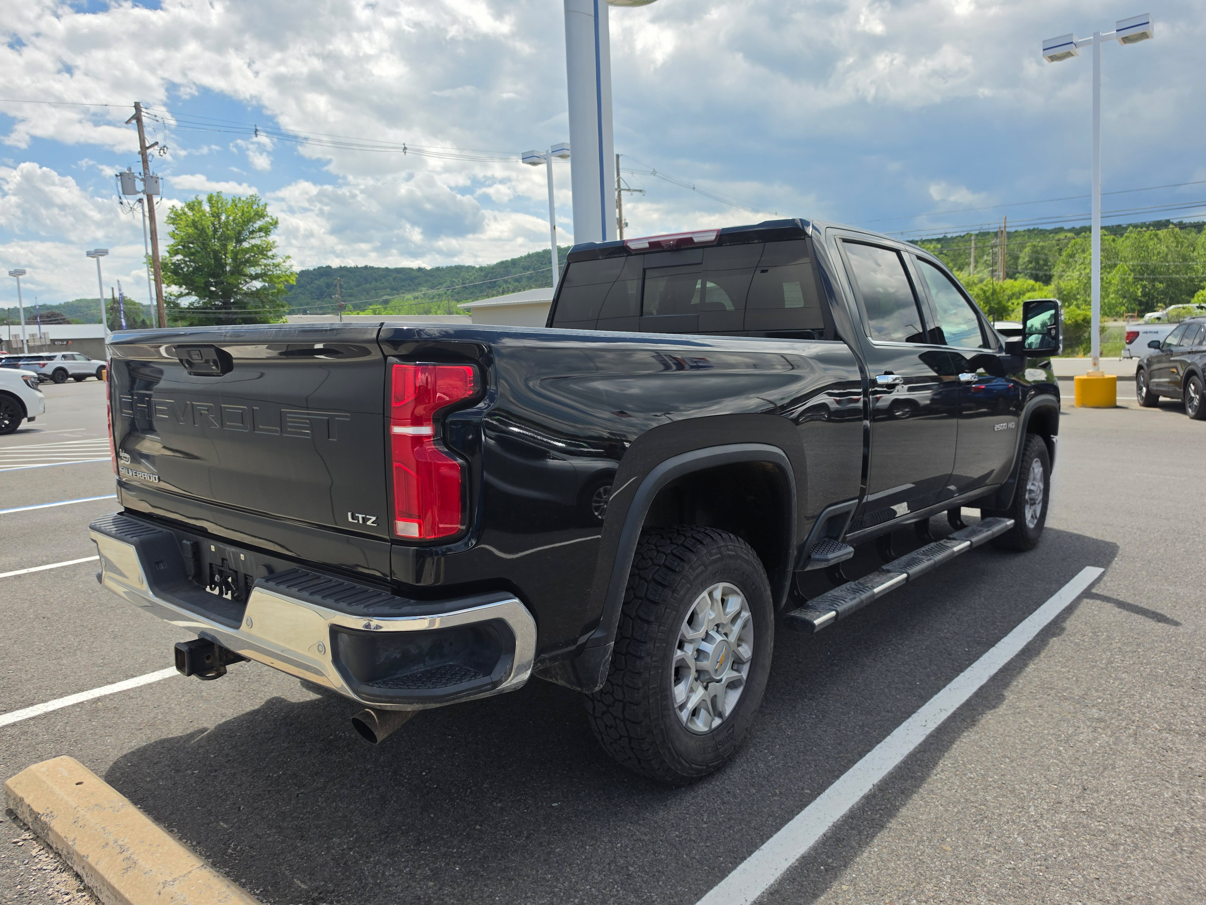 Used 2024 Chevrolet Silverado 2500 LTZ w/ LTZ Plus Package AWD/4WD video 3