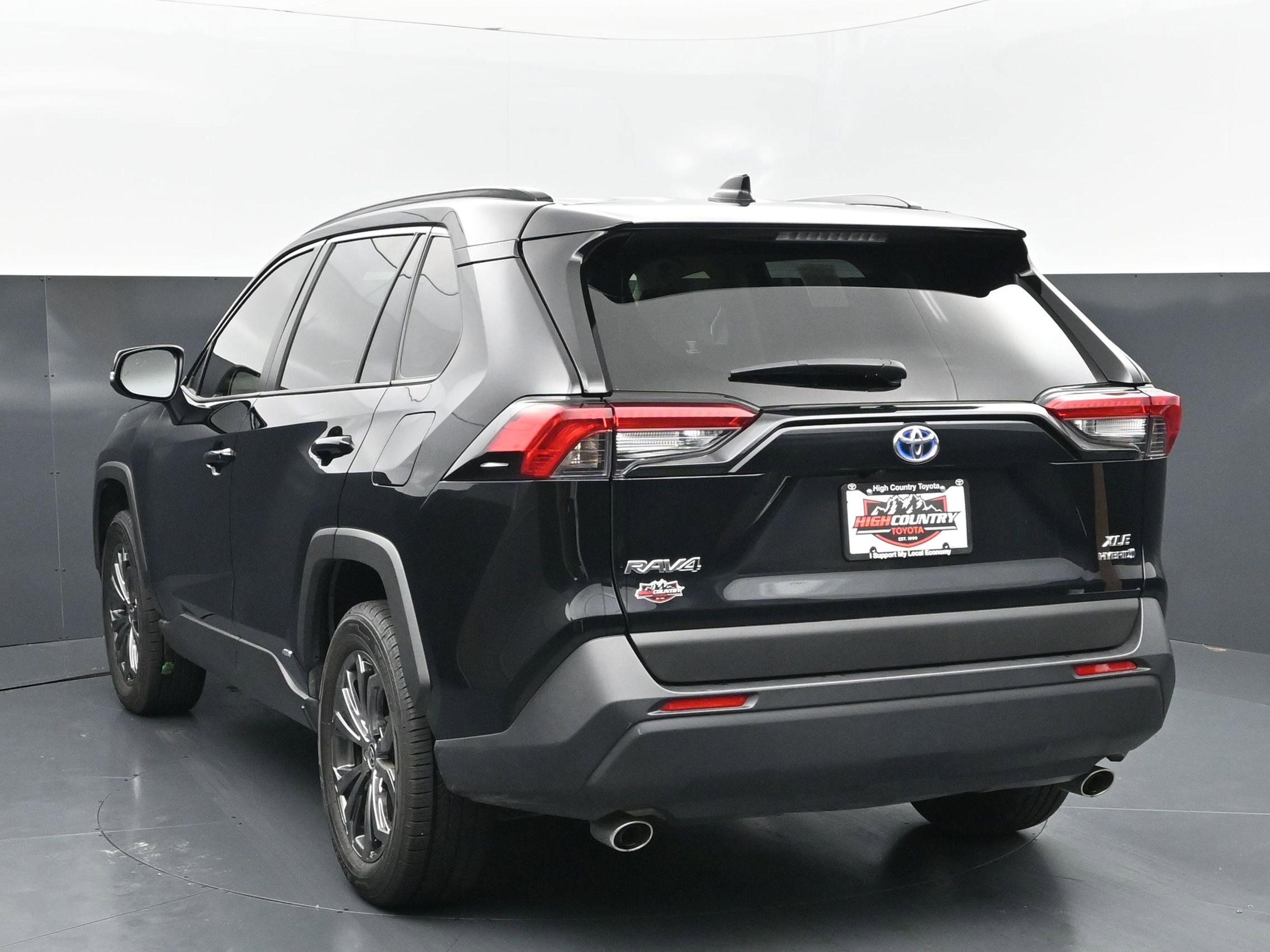 Used 2023 Toyota RAV4 XLE Premium AWD/4WD image 4