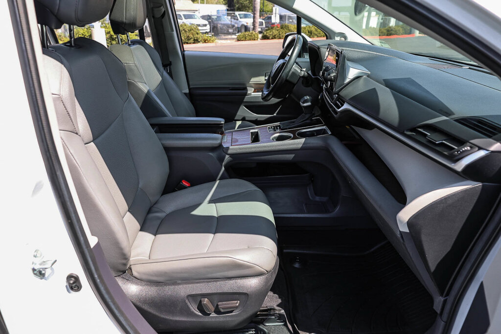 Used 2024 Toyota Sienna XLE w/ XLE Plus Package AWD/4WD image 13