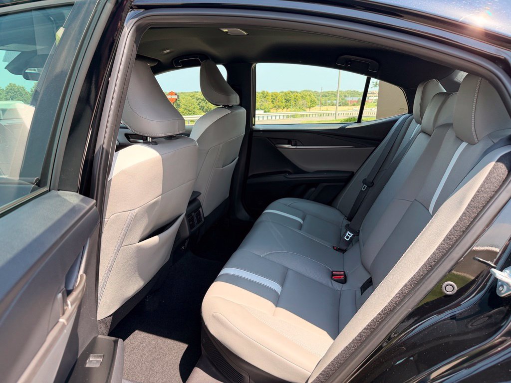 Used 2025 Toyota Camry SE AWD/4WD image 5