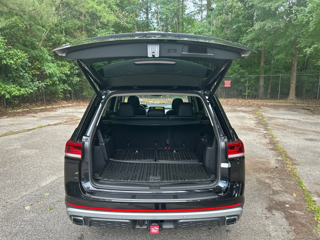 Used 2024 Volkswagen Atlas Peak Edition SE AWD/4WD image 32