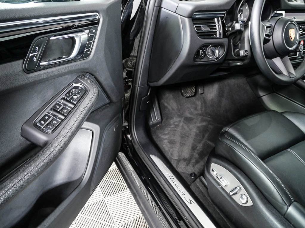 Certified 2023 Porsche Macan S w/ Premium Package Plus image 6