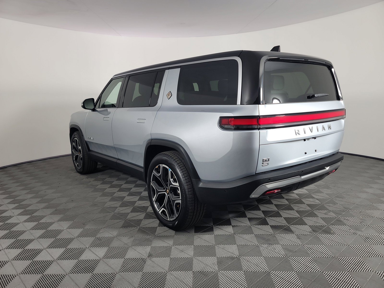 Used 2024 Rivian R1S Adventure AWD/4WD image 3