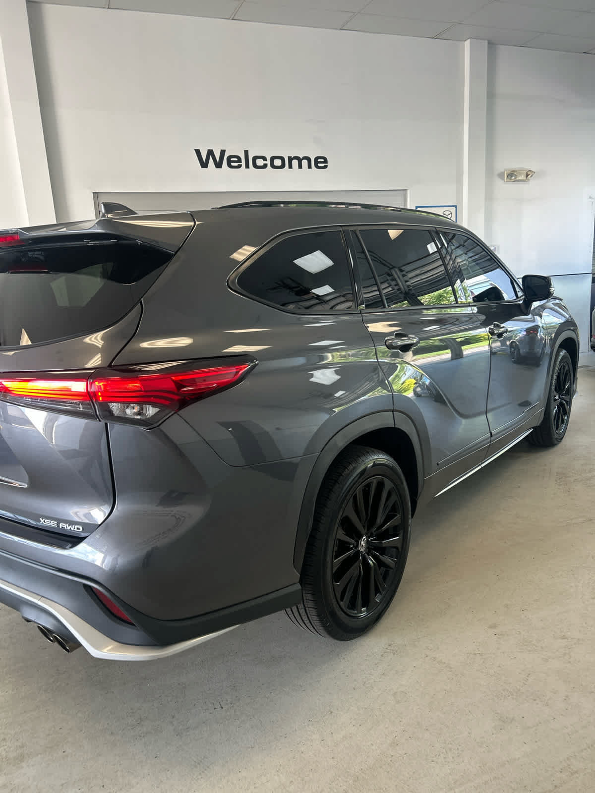 Used 2023 Toyota Highlander XSE AWD/4WD image 6