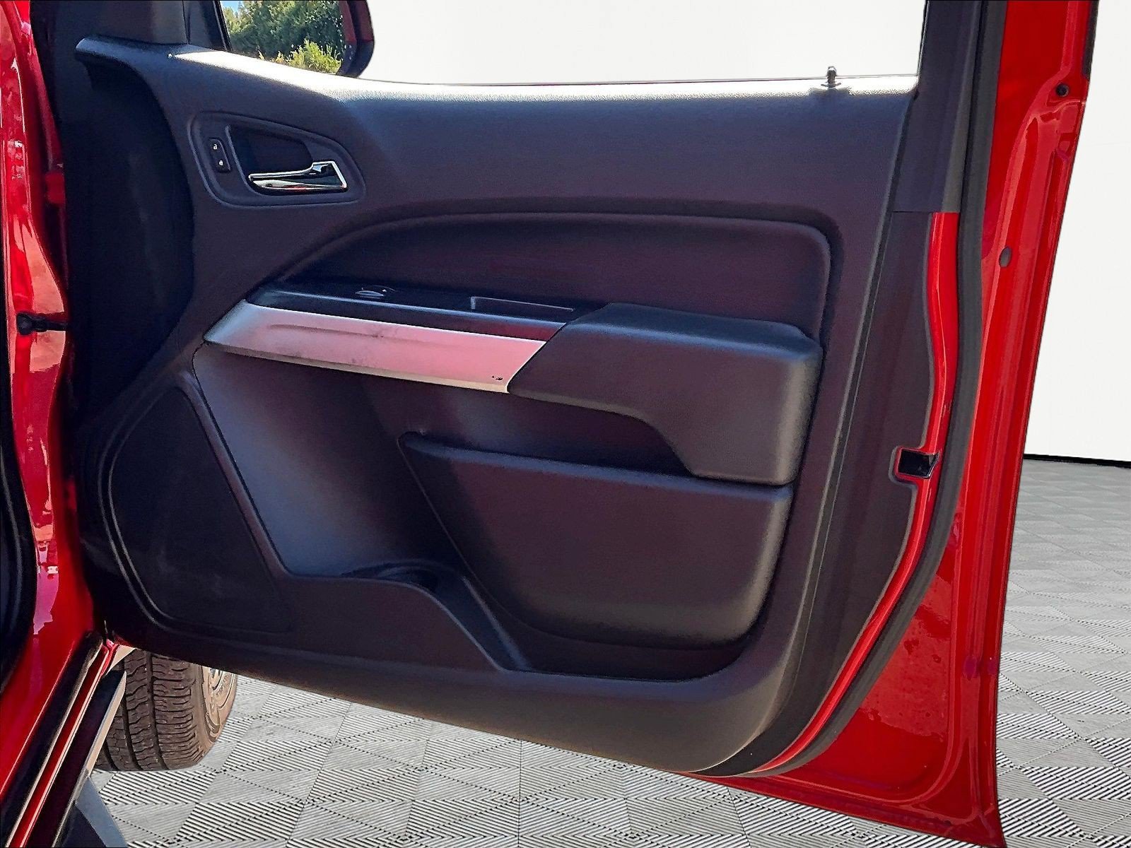 Used 2015 Chevrolet Colorado LT w/ Luxury Package RWD image 28