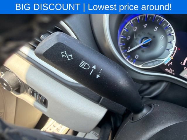 Used 2023 Chrysler Pacifica Touring-L FWD image 56