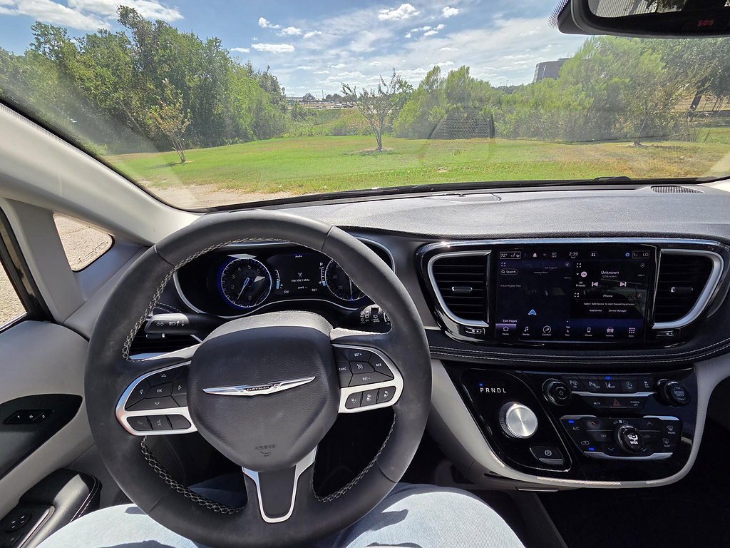 Used 2022 Chrysler Pacifica Touring-L w/ Uconnect Theater Family Group FWD image 10