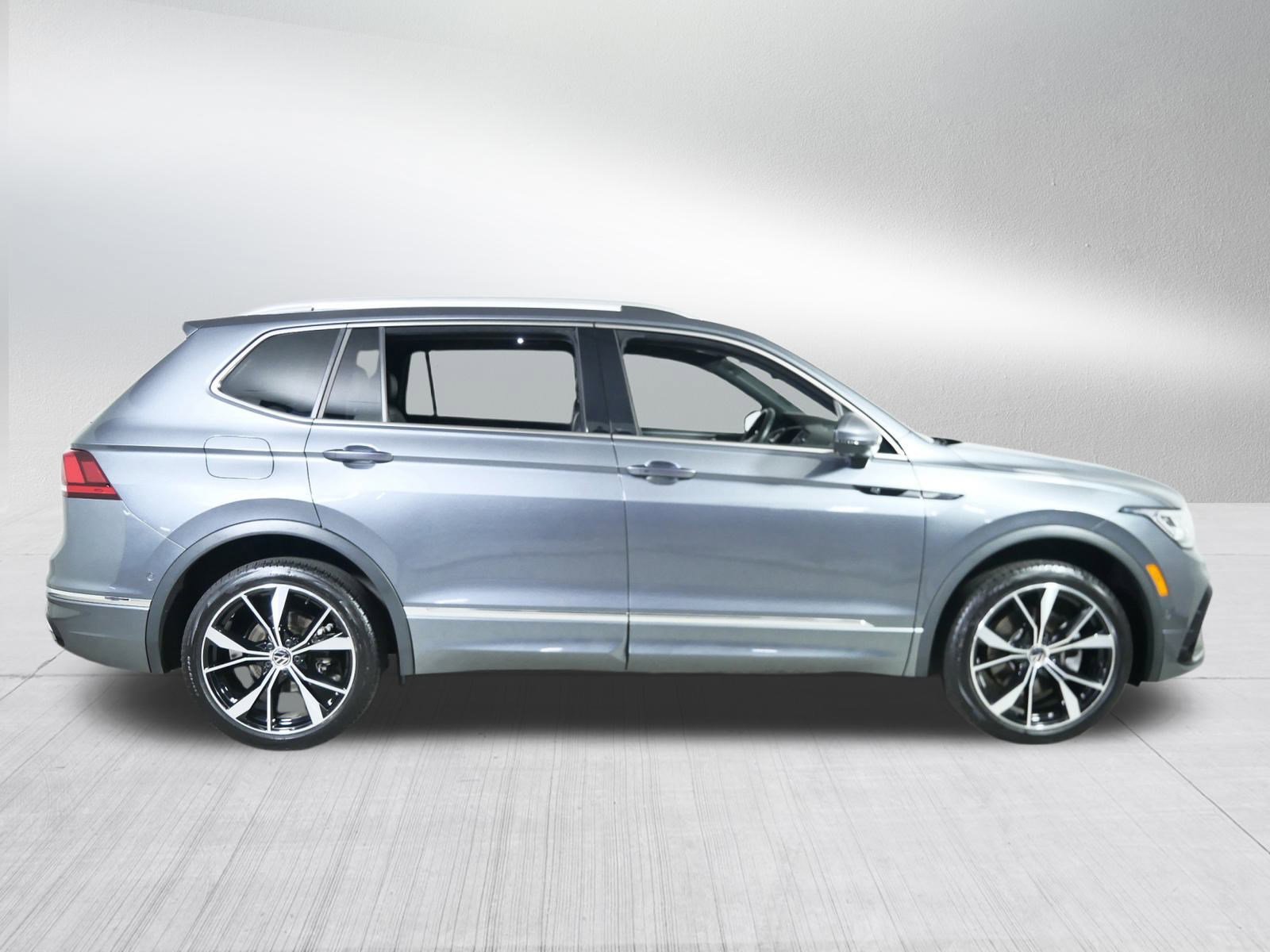 Used 2023 Volkswagen Tiguan SEL R-Line image 8