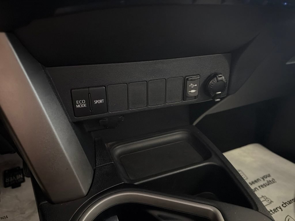 Used 2018 Toyota RAV4 XLE AWD/4WD image 32