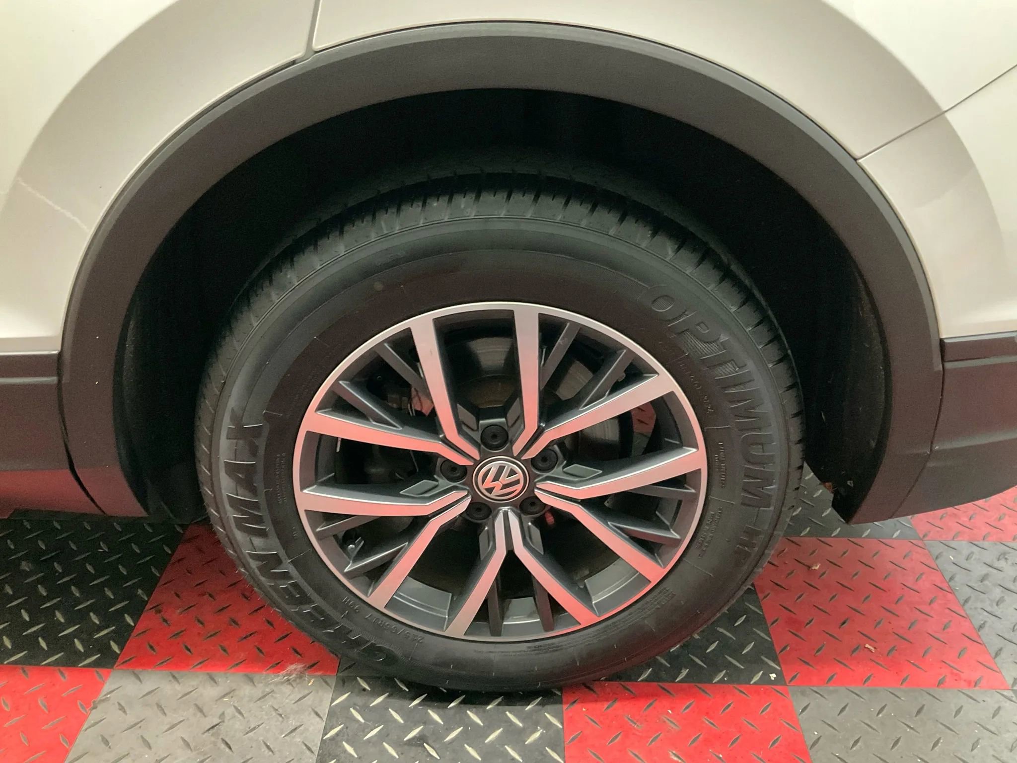 Used 2019 Volkswagen Tiguan SE w/ Panoramic Sunroof Package image 5