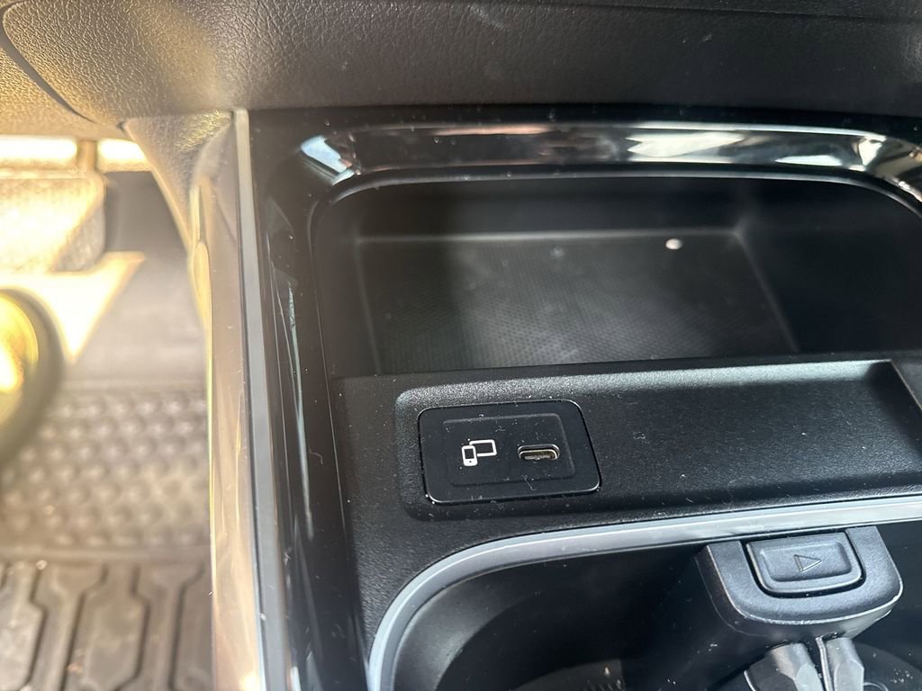 Used 2020 Mercedes-Benz GLB 250 4MATIC w/ Premium Package image 31