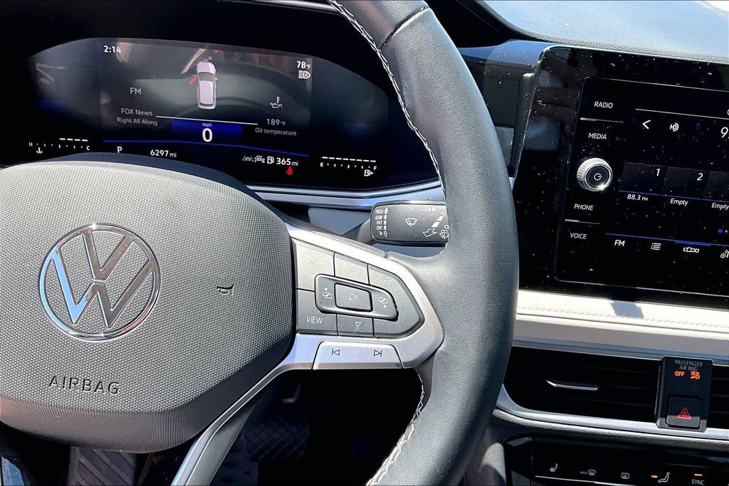 Certified 2025 Volkswagen Taos SE w/ Panoramic Sunroof Package image 25