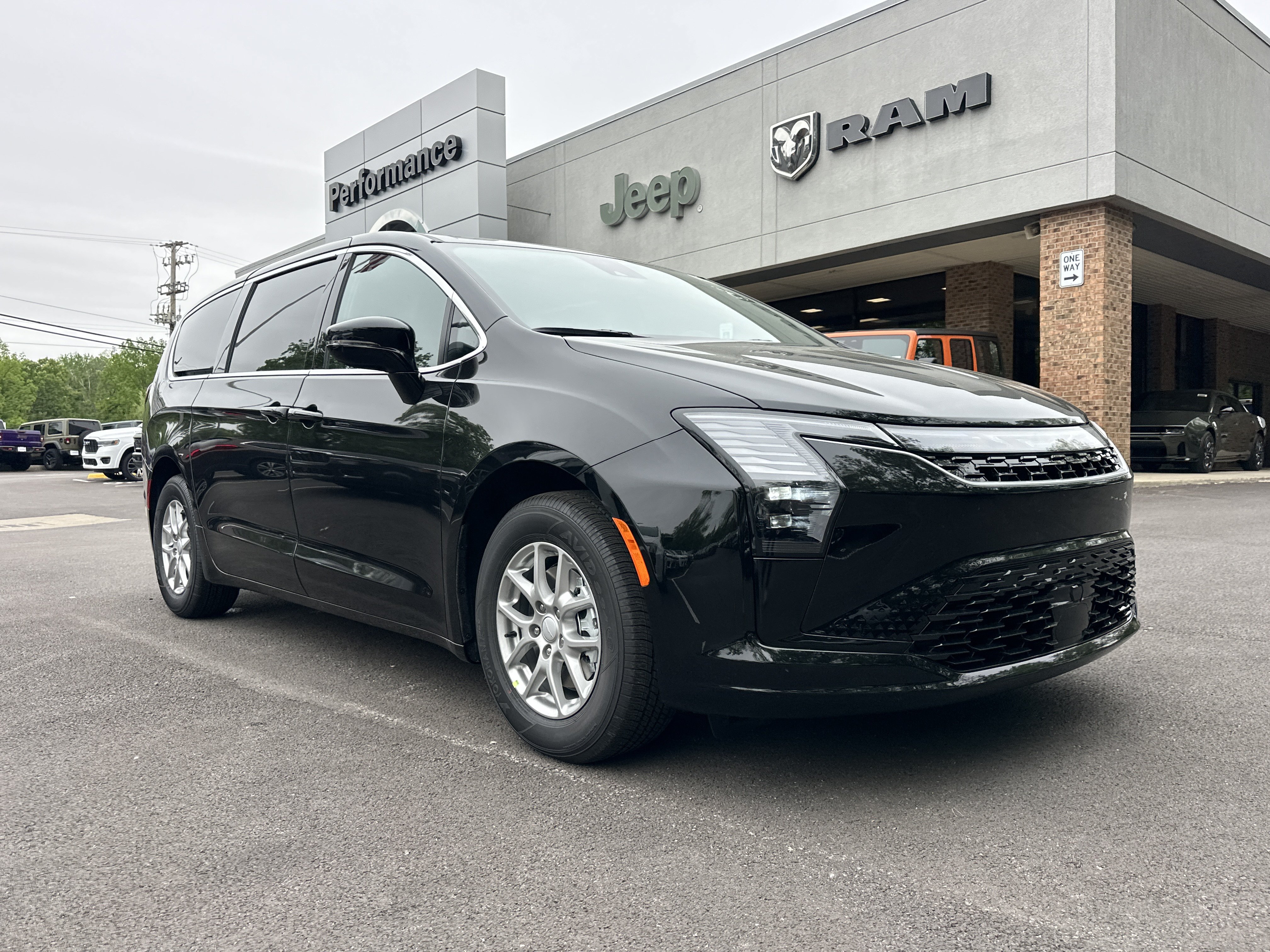 New 2027 Chrysler Pacifica Select FWD image 18