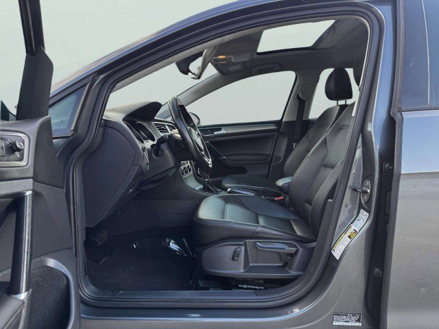 Used 2017 Volkswagen Golf SE image 16