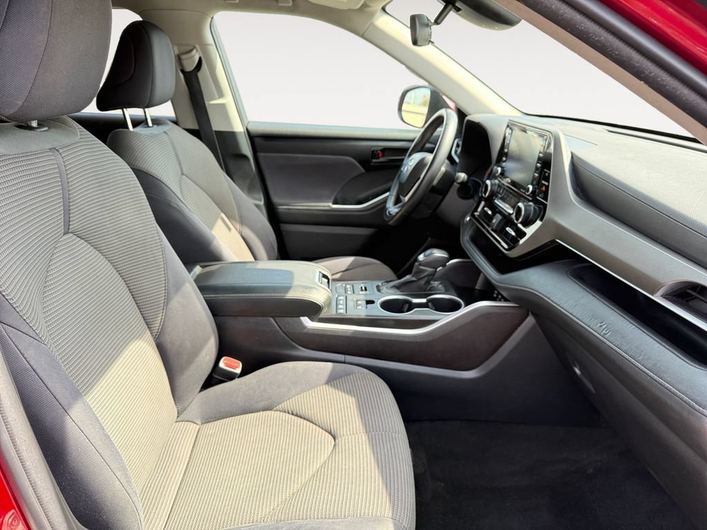 Used 2022 Toyota Highlander LE AWD/4WD image 15