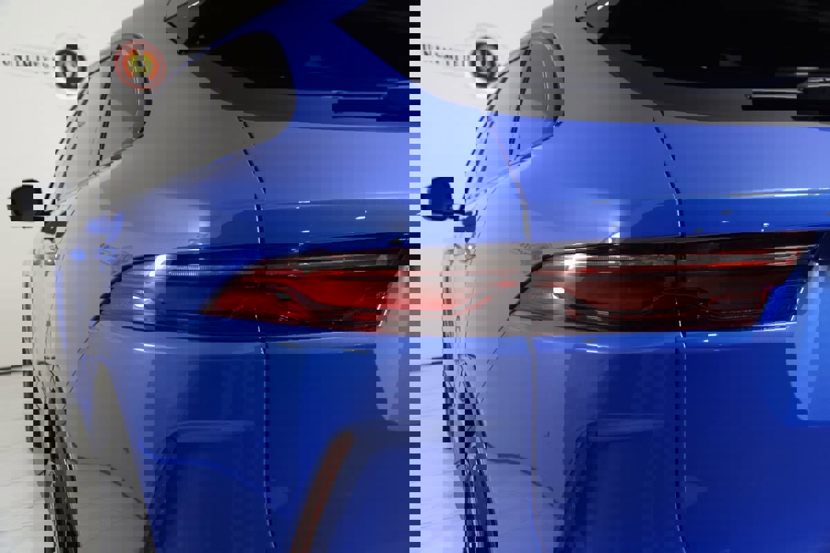Used 2024 Jaguar F-PACE SVR image 40
