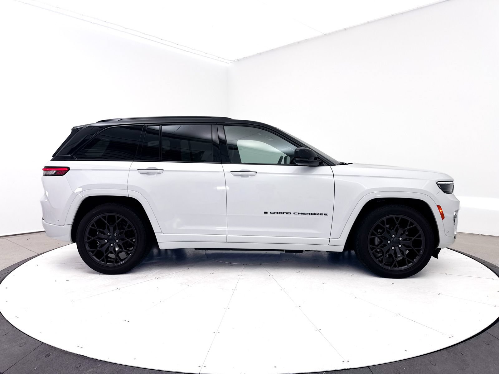 Used 2023 Jeep Grand Cherokee Summit AWD/4WD image 42