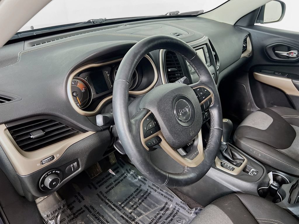 Used 2018 Jeep Cherokee Latitude w/ Cold Weather Group AWD/4WD image 8