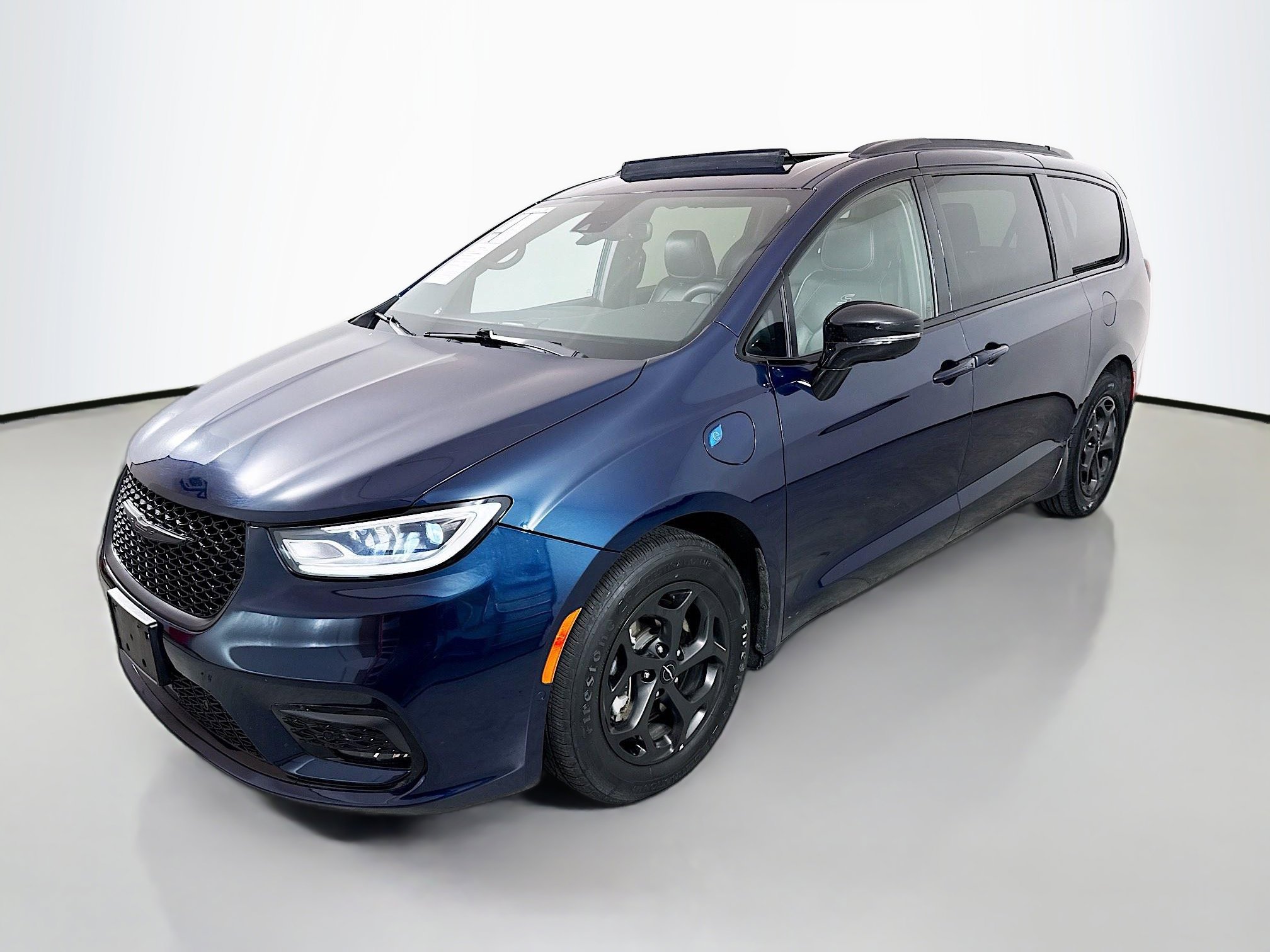 Used 2024 Chrysler Pacifica Premium FWD image 3