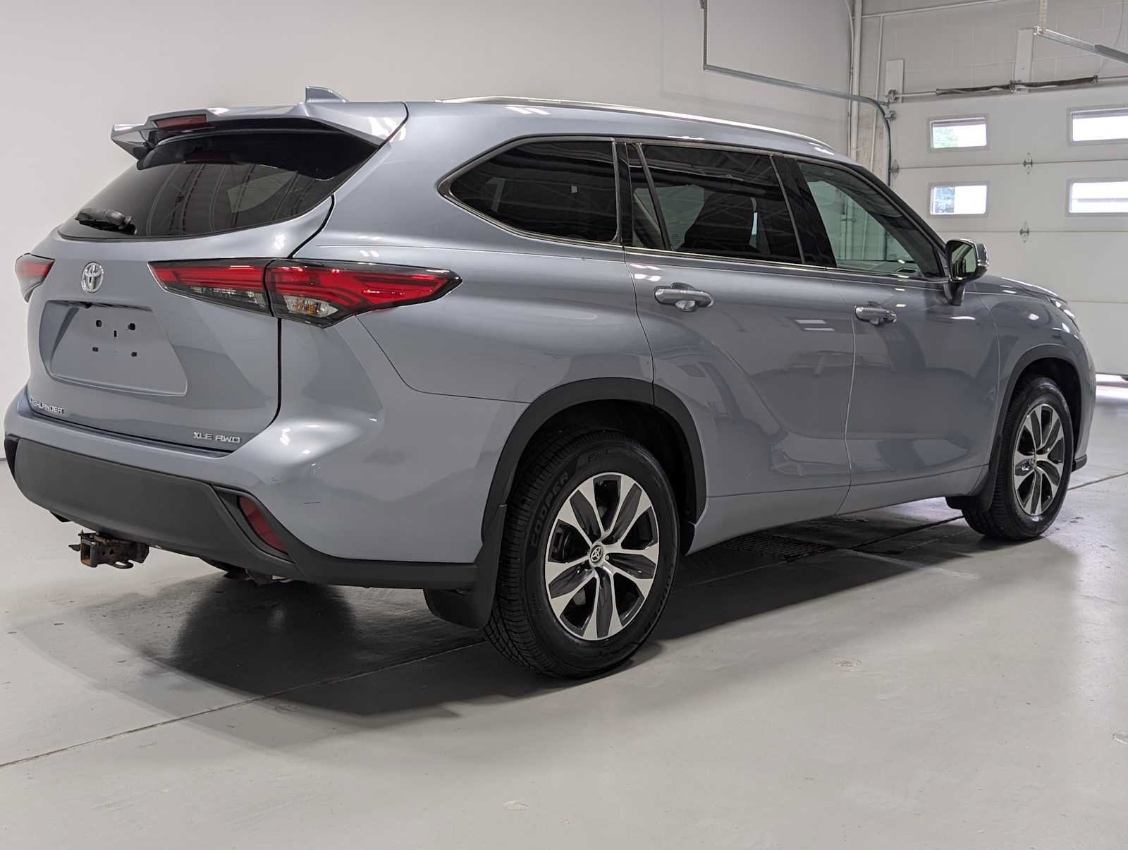 Used 2021 Toyota Highlander XLE AWD/4WD image 8
