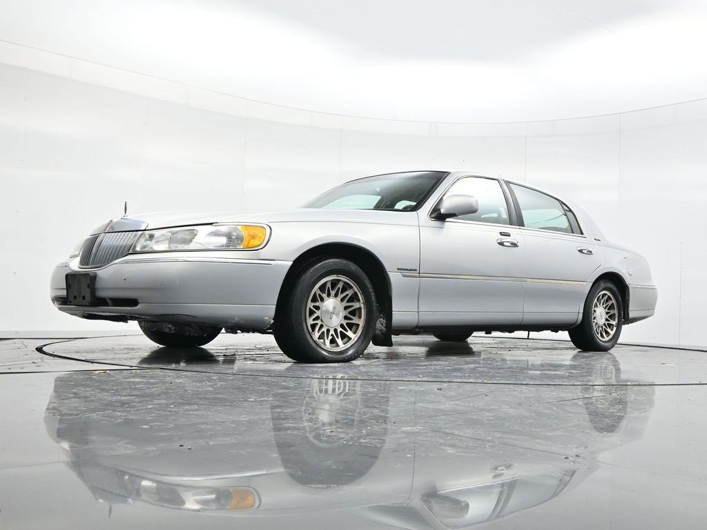Used 2002 Lincoln Town Car Signature image 40