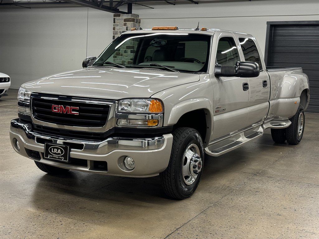 Used 2005 GMC Sierra 3500 SLT w/ Heavy-Duty Power Package AWD/4WD image 3