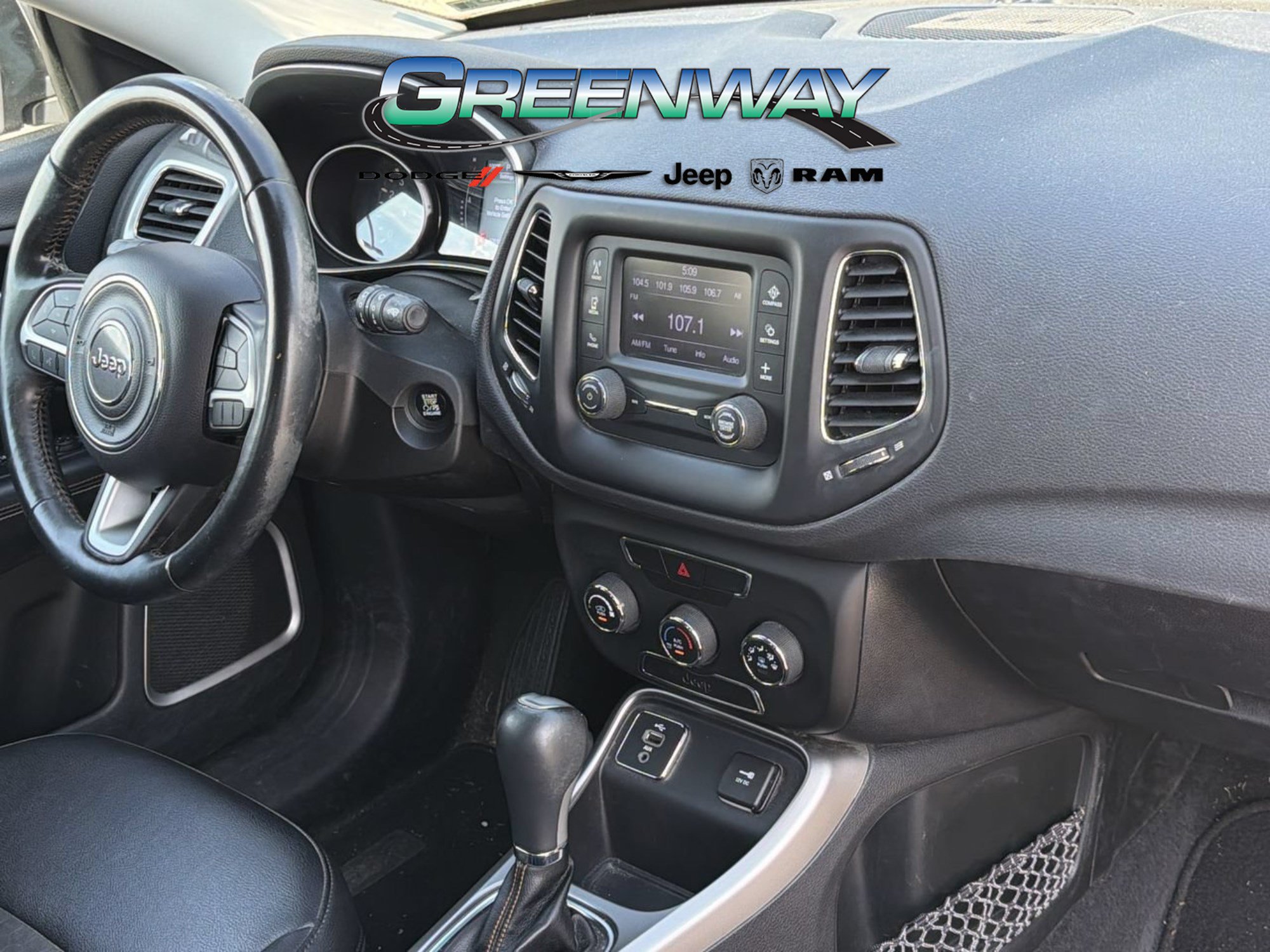 Used 2018 Jeep Compass Latitude FWD image 11