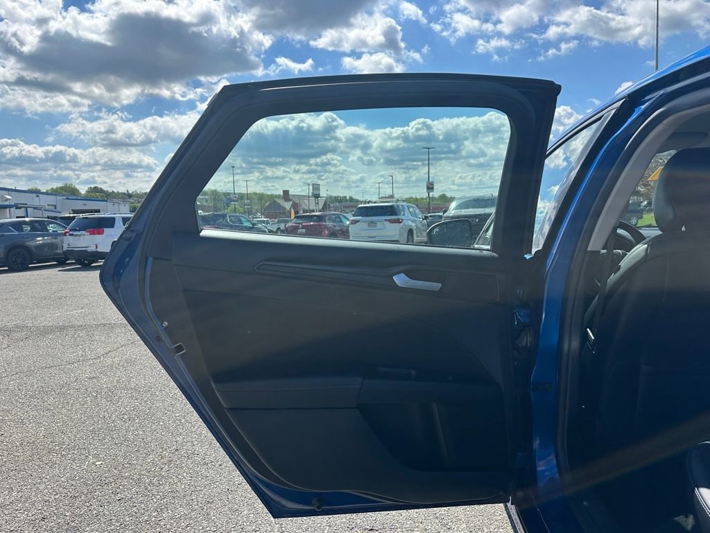 Used 2018 Ford Fusion SE w/ Equipment Group 201A FWD image 9