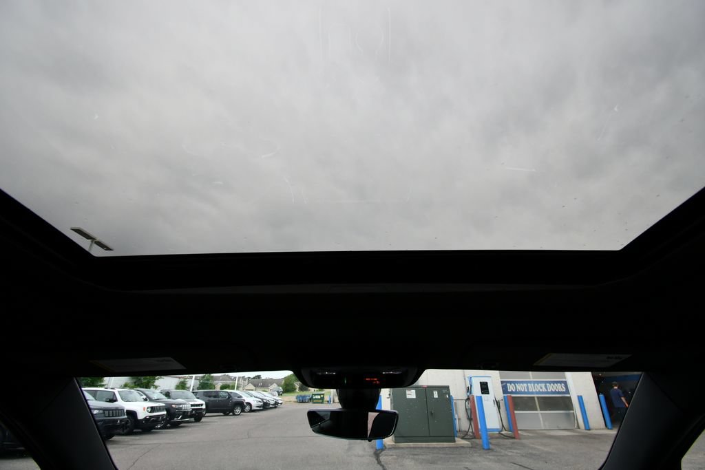 Used 2023 Chevrolet Traverse RS AWD/4WD image 17