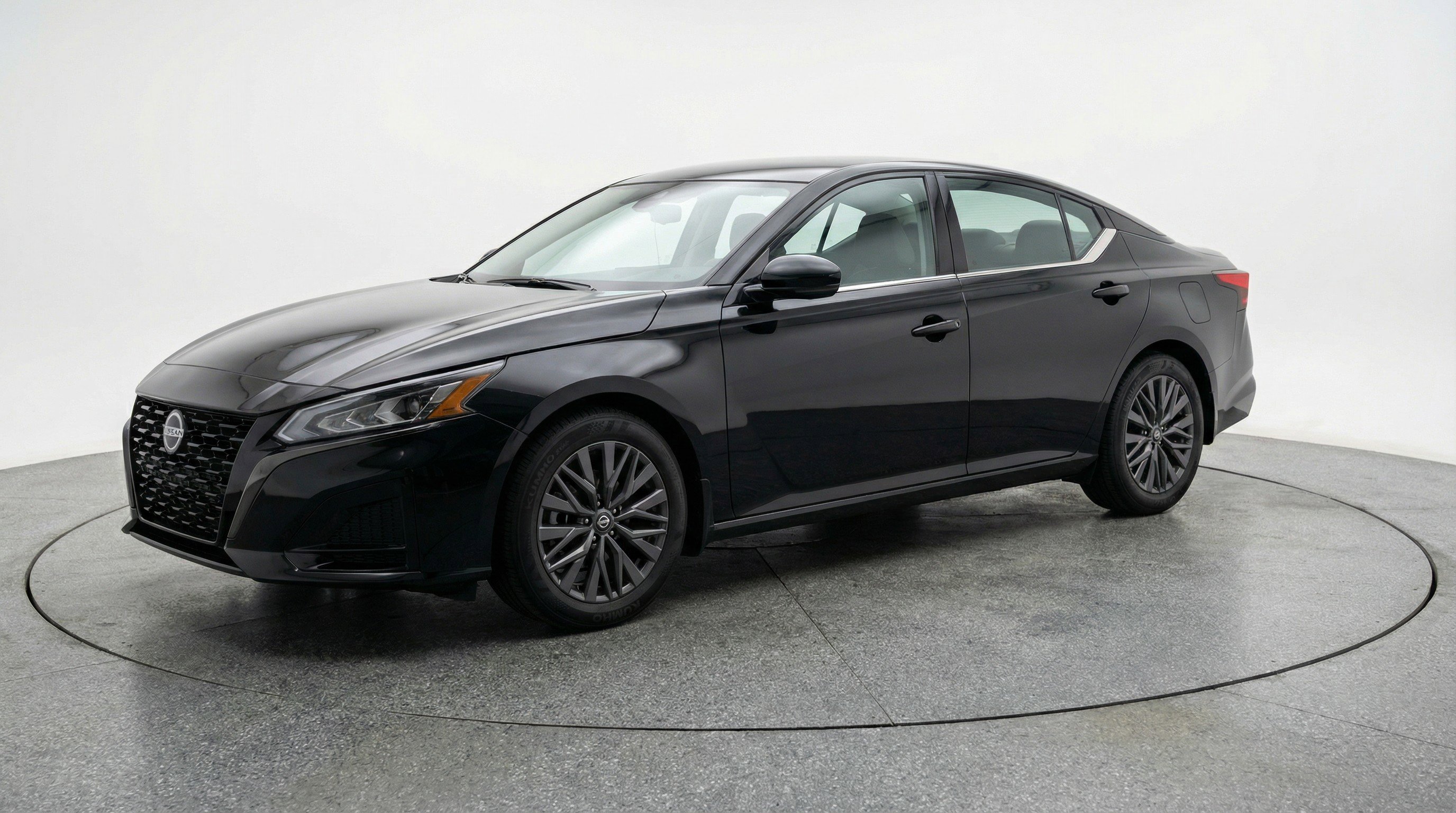 Used 2025 Nissan Altima 2.5 SV image 3