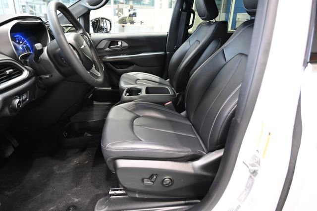 Used 2025 Chrysler Pacifica Select image 8