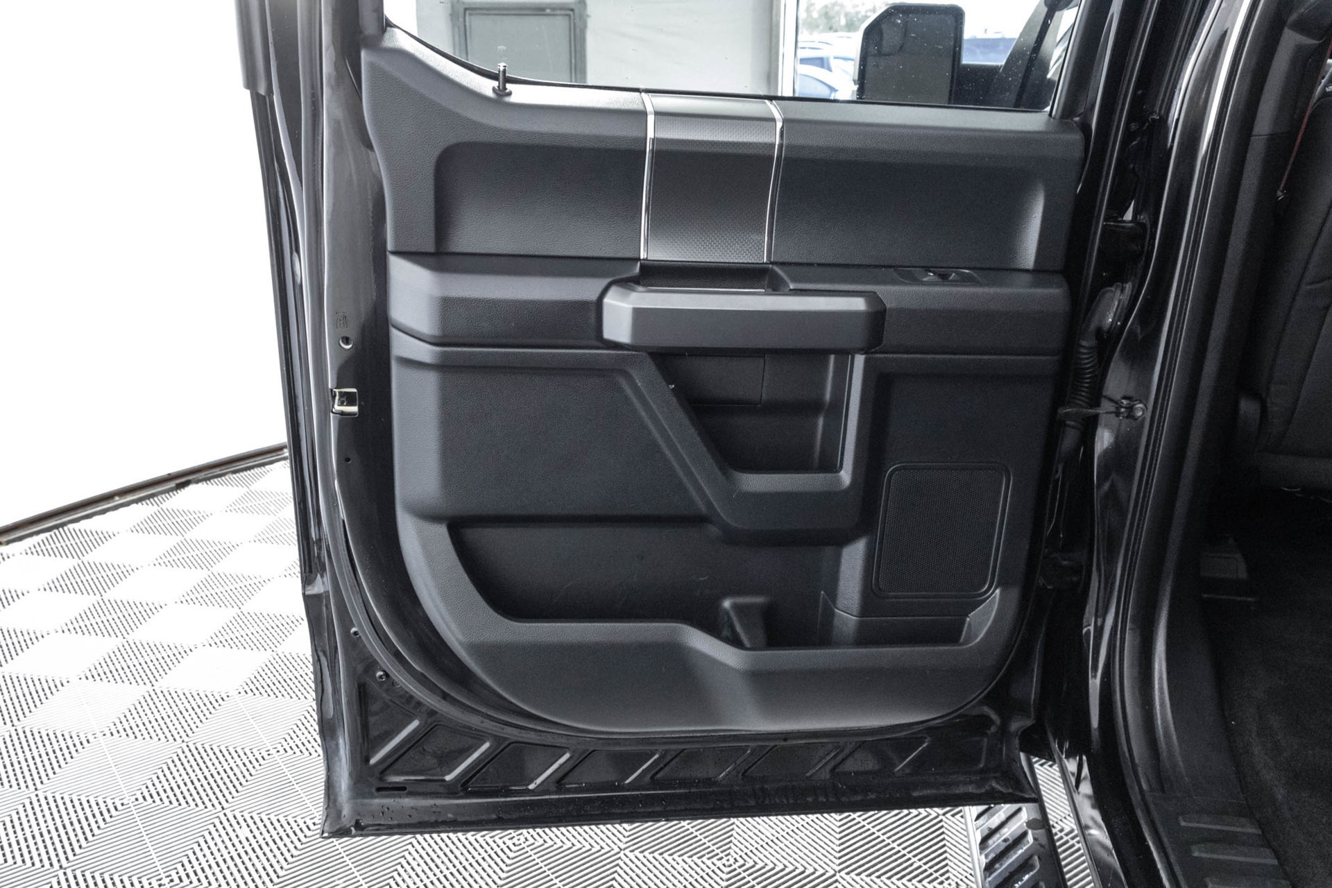 Used 2016 Ford F150 XLT w/ Equipment Group 302A Luxury AWD/4WD image 39