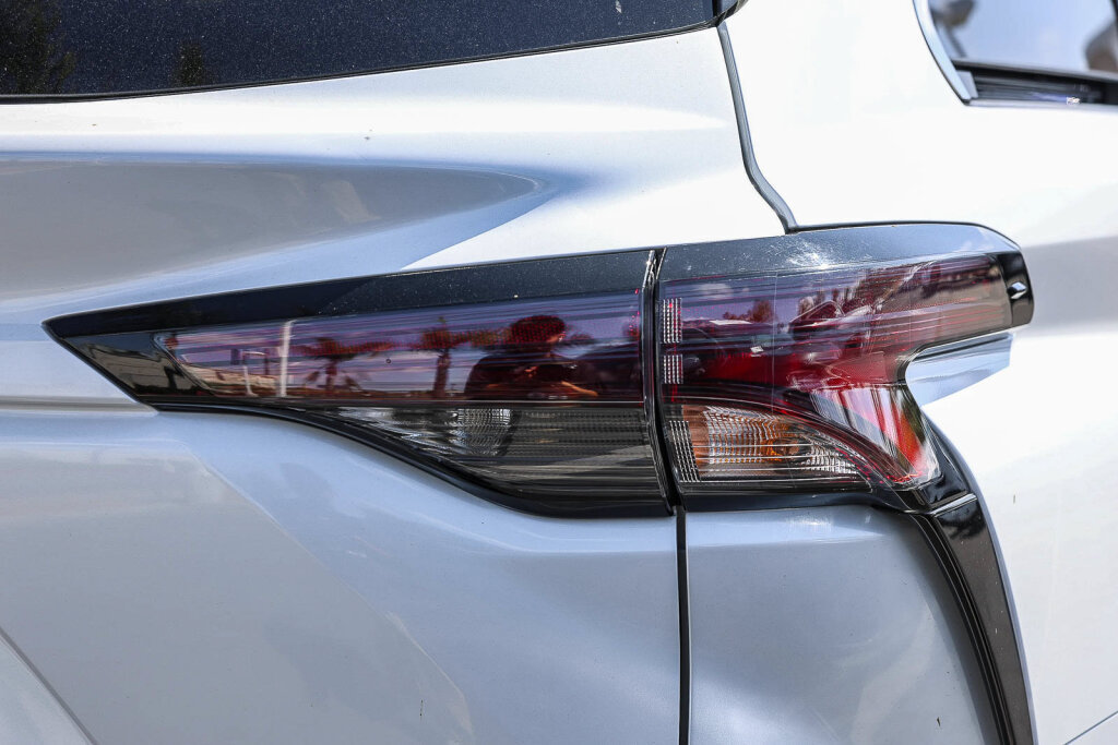 Used 2024 Toyota Sienna XLE w/ XLE Plus Package AWD/4WD image 30