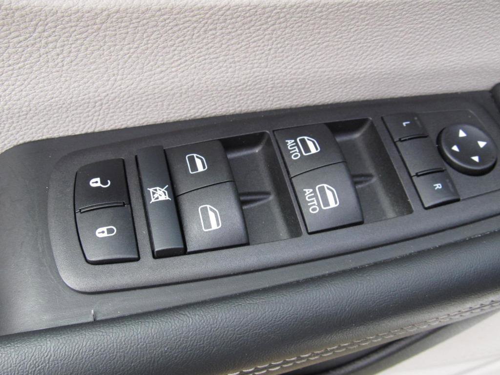 Used 2023 Chrysler Voyager LX image 22