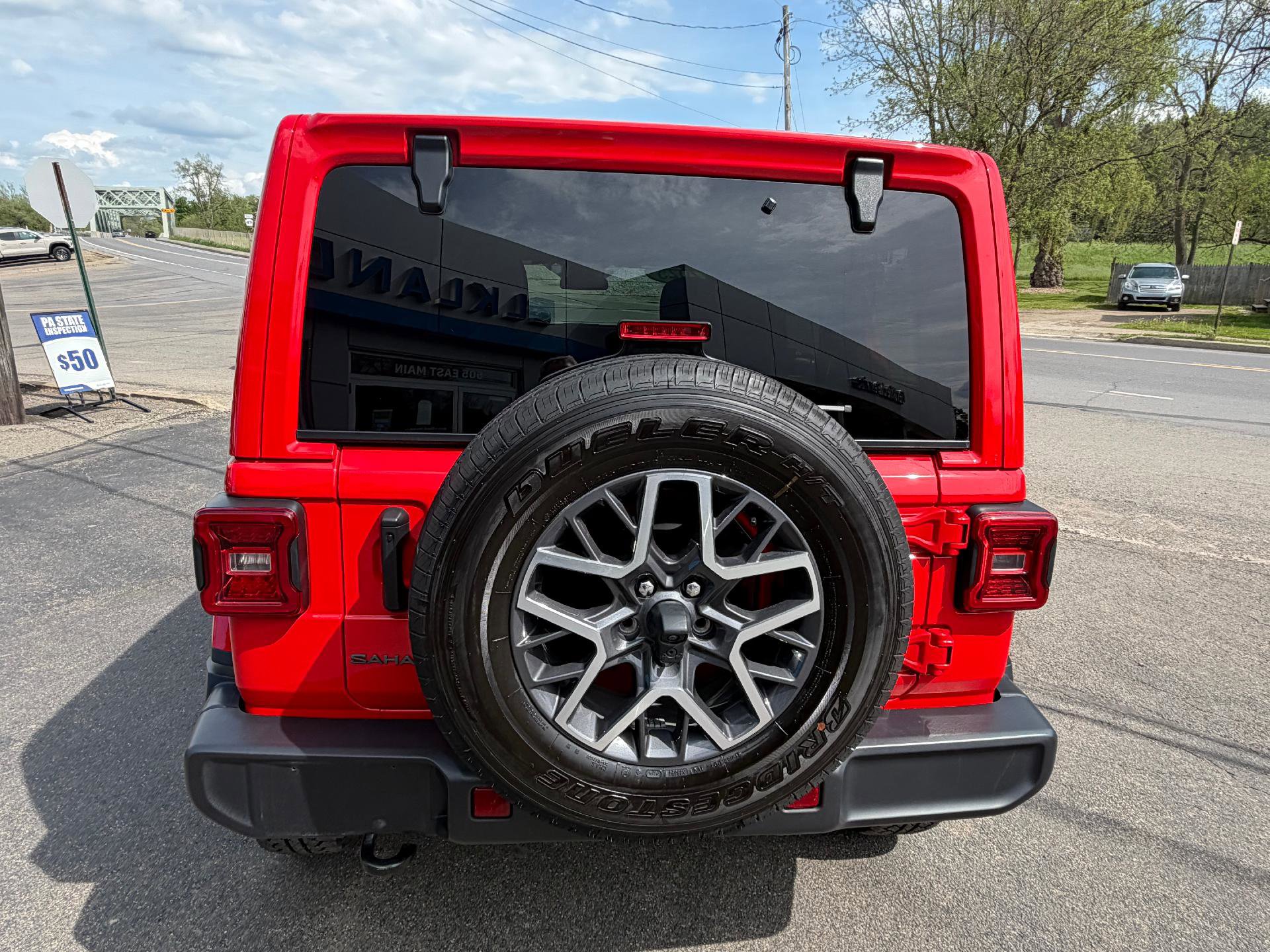 Used 2025 Jeep Wrangler Unlimited Sahara AWD/4WD image 7