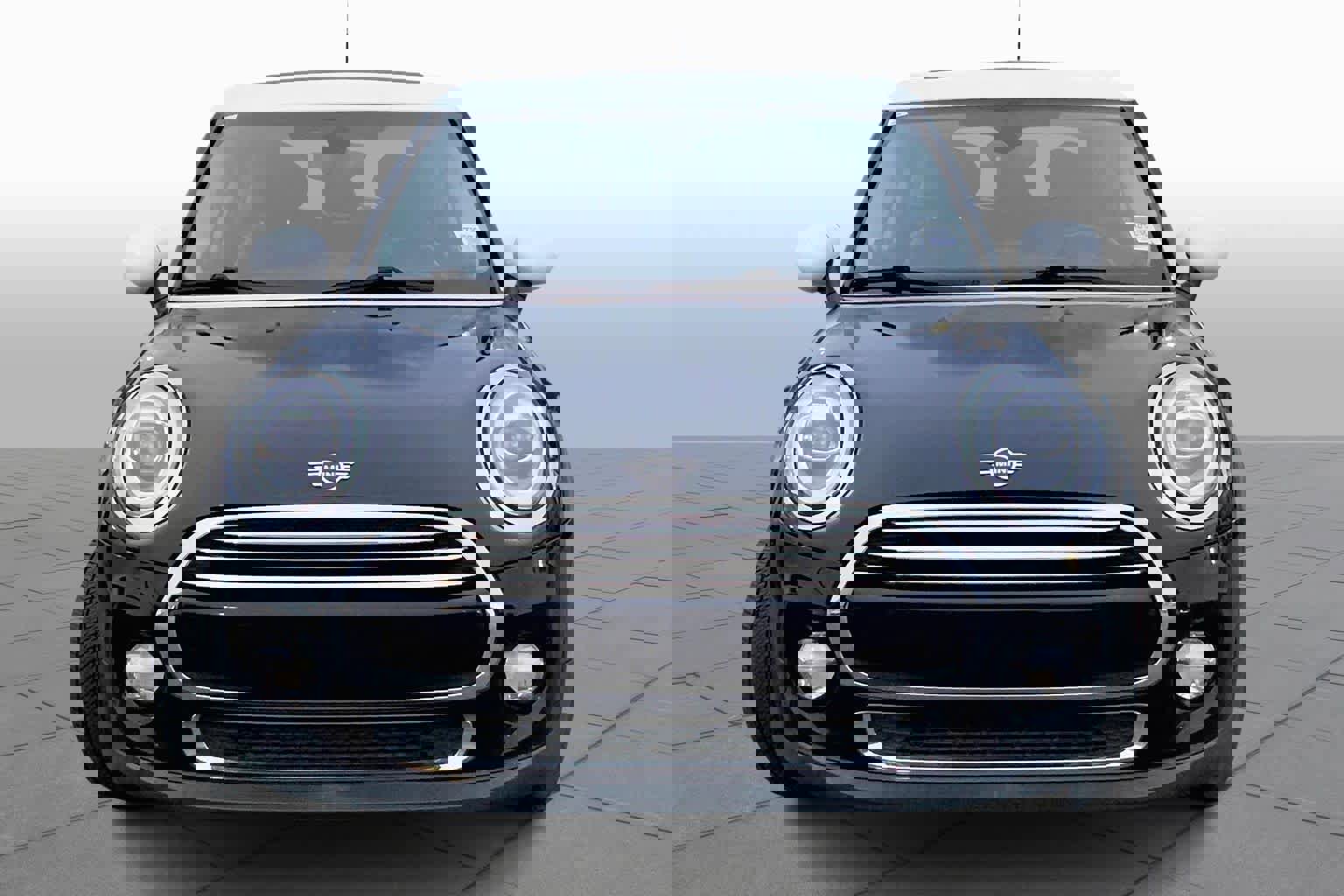 Used 2019 MINI Cooper 4-Door Hardtop w/ Premium Package image 3