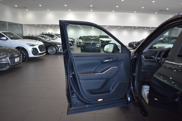 Used 2023 Toyota Highlander Bronze Edition FWD image 9