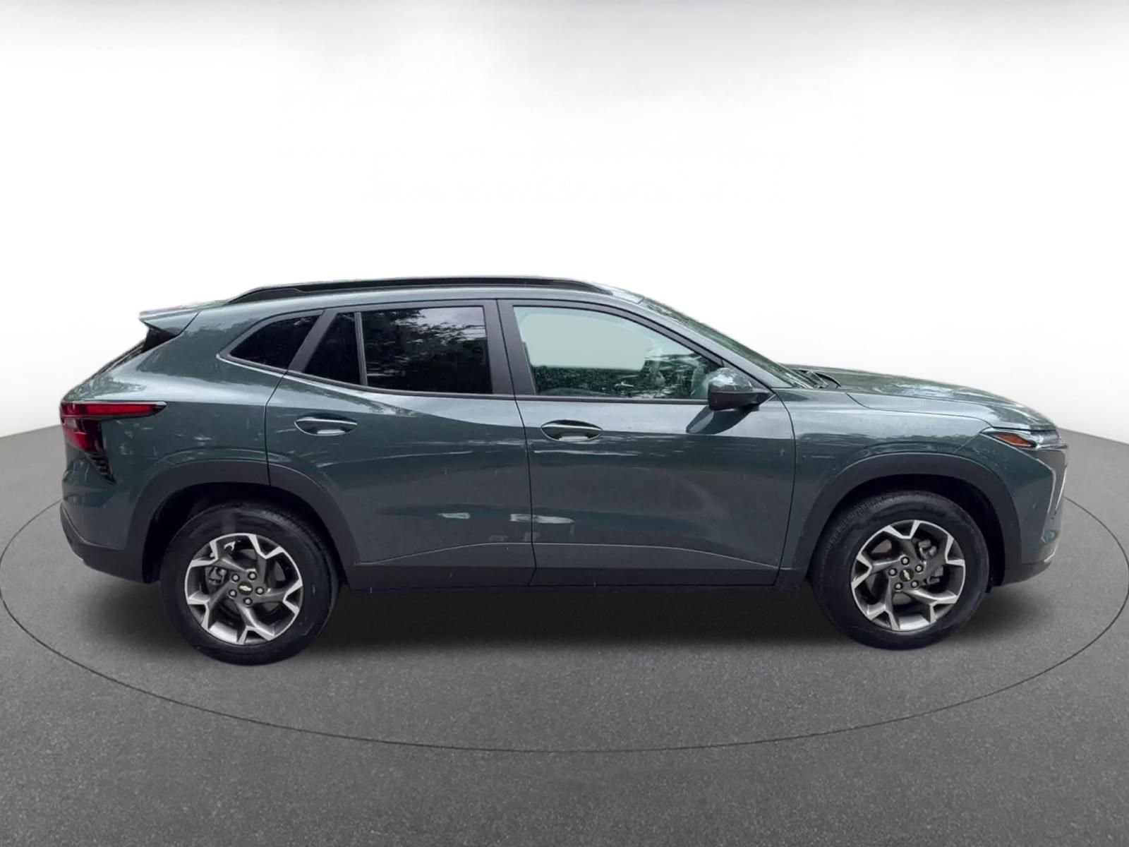 Used 2025 Chevrolet Trax LT FWD image 16