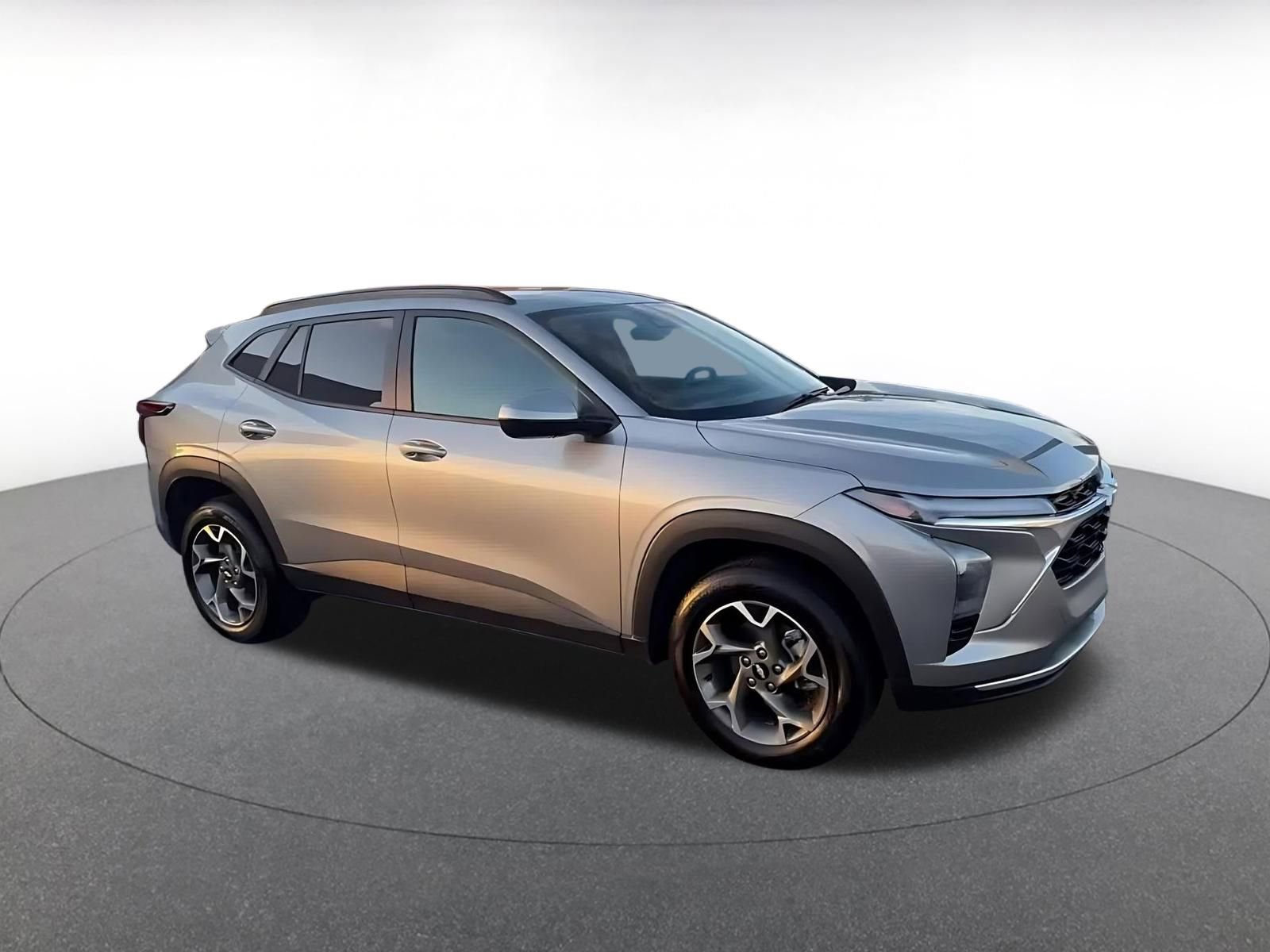 Used 2025 Chevrolet Trax LT image 2