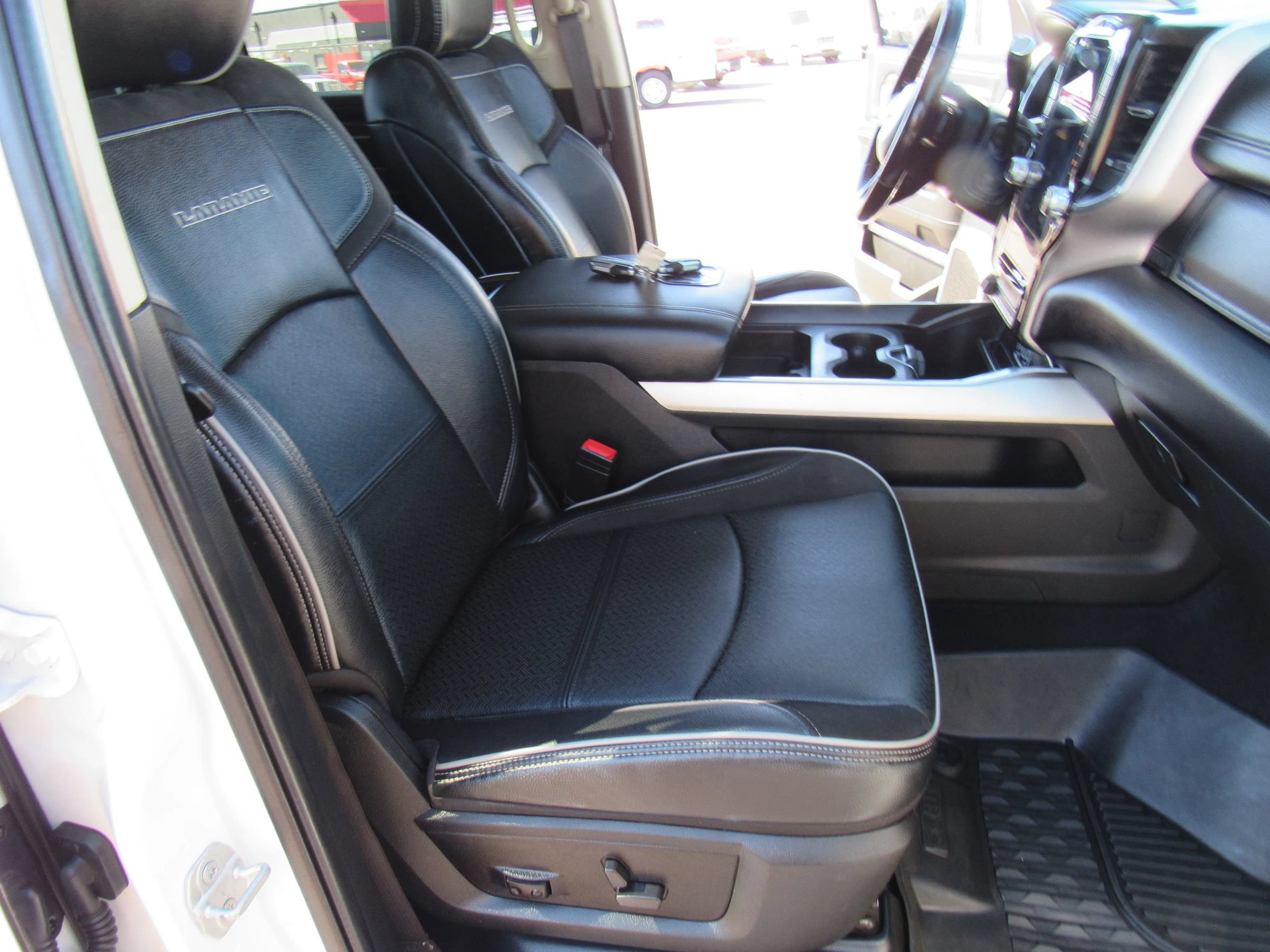 Used 2022 RAM 3500 Laramie AWD/4WD image 11