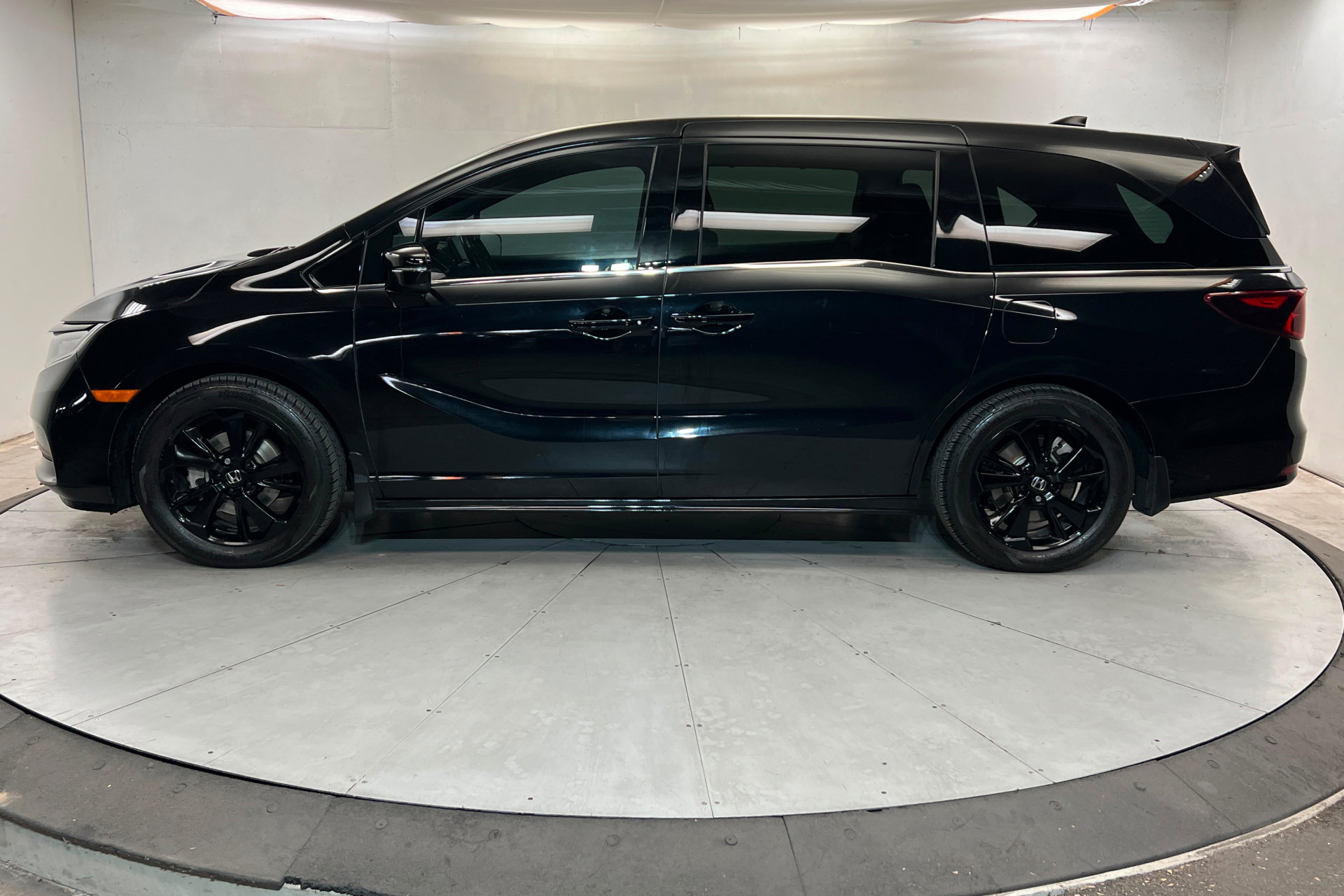Used 2023 Honda Odyssey Sport image 2