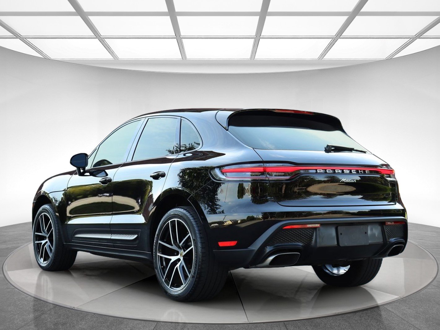 Used 2023 Porsche Macan Turbo AWD/4WD image 8