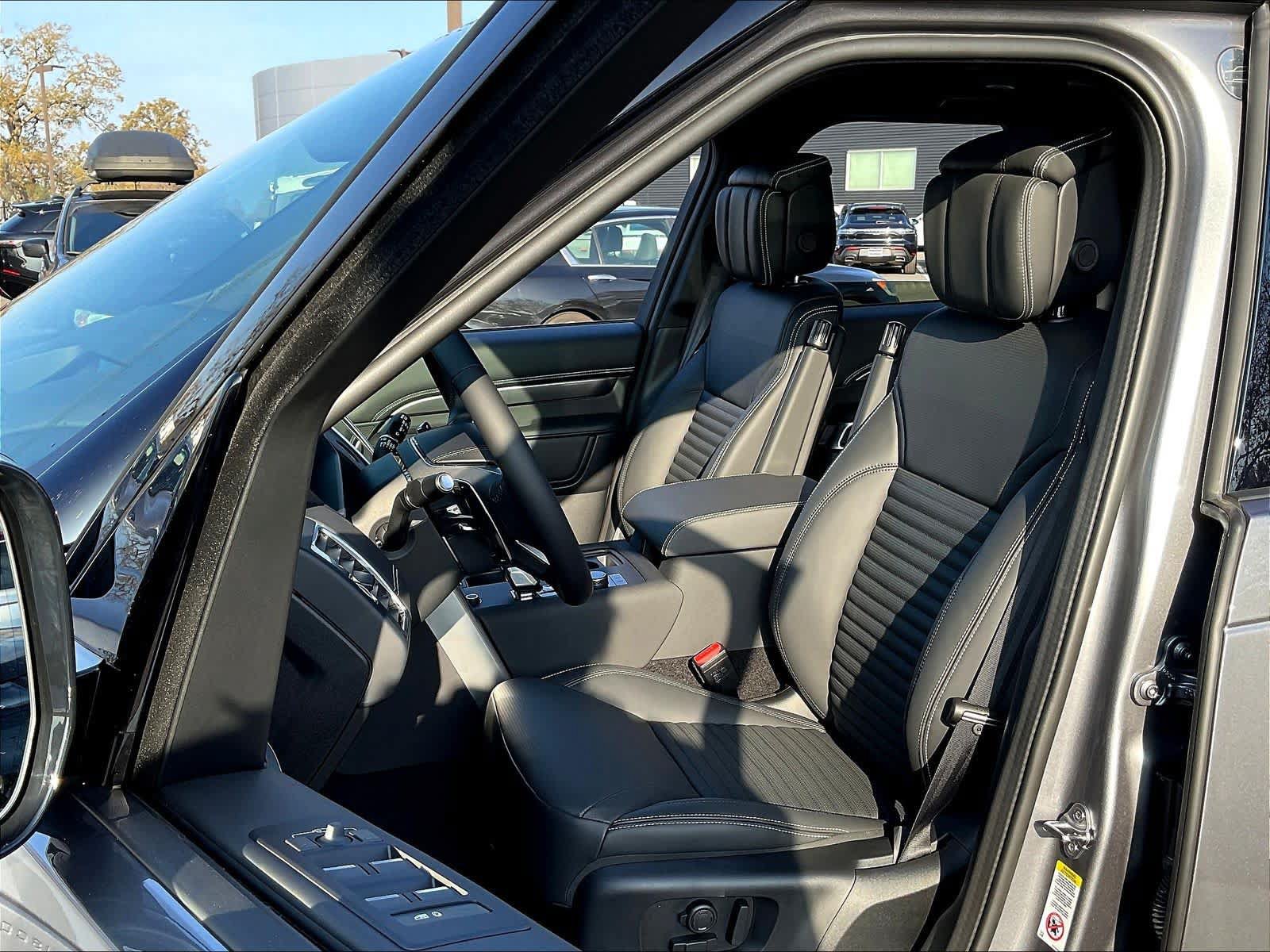 New 2025 Land Rover Discovery Metropolitan Edition AWD/4WD image 11